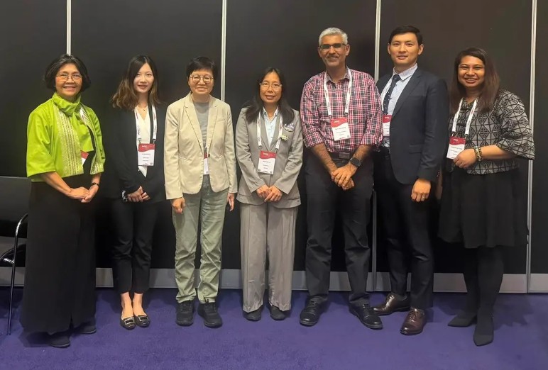UPPI faculty members with the chair and panel members at IAGG 2026